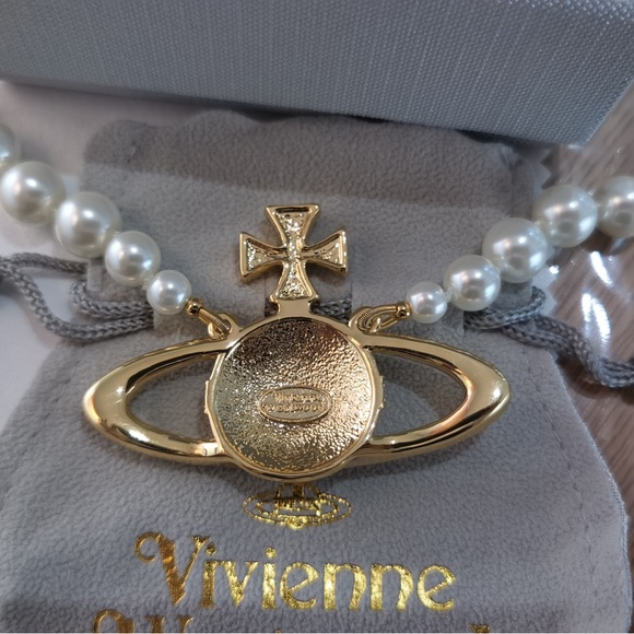 💎🪐Beautiful🪐💎Vivienne Westwood LARGE Bas Relief Pearl Necklace - Picture 3 of 7